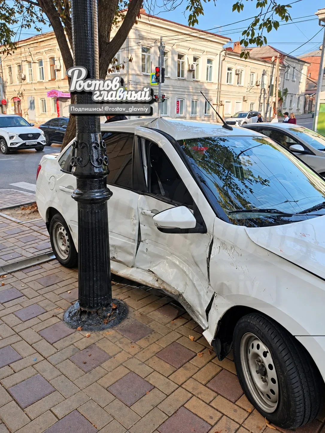 ⚠️ Последствия ночного ДТП на Советской/ 13-й линии. Стоит до сих пор
