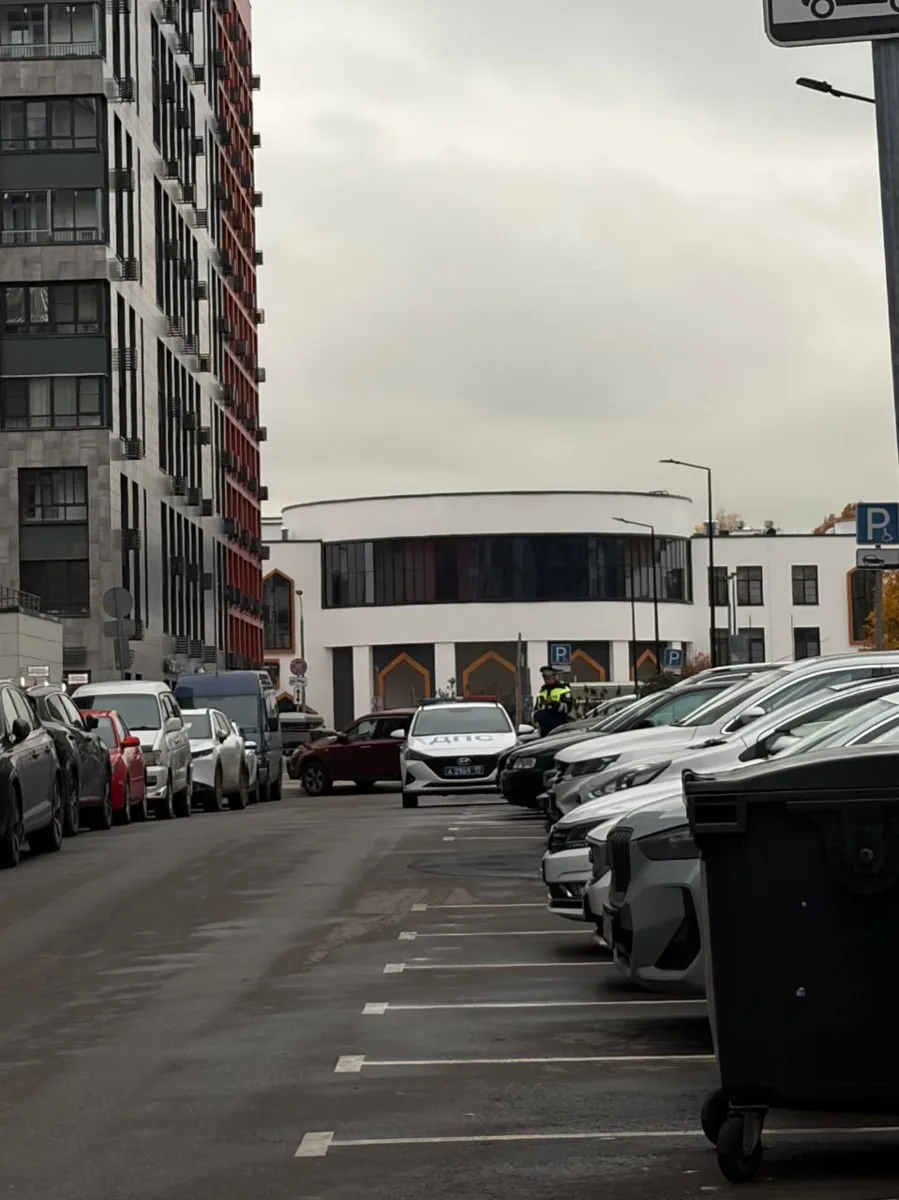 В ЖК гости пожаловали, возможна эвакуация, проверьте свои авто!