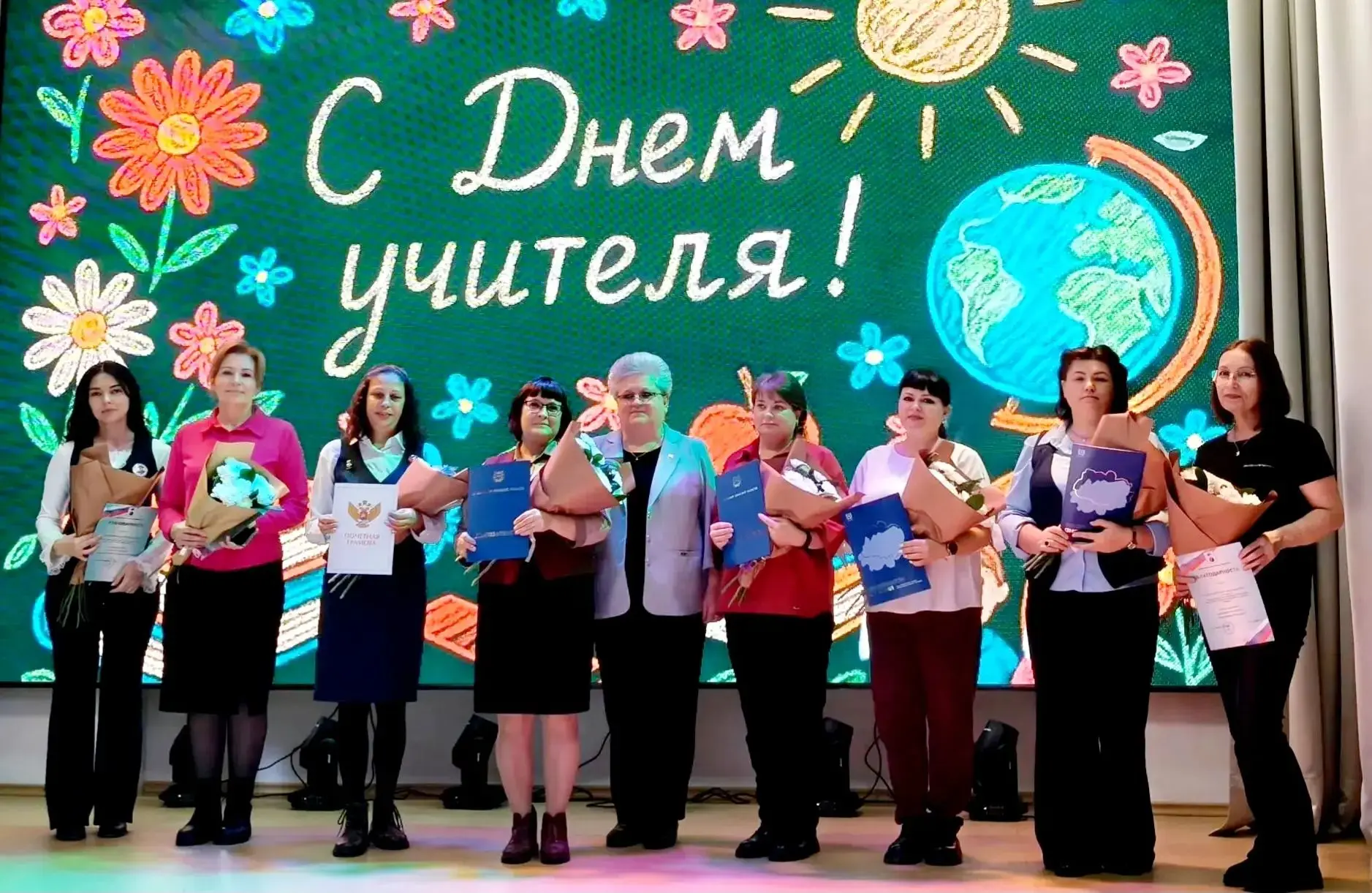 🎉 Вчера, в День учителя, в Доме культуры г.Кедрового прошёл праздничный концерт «Перем...