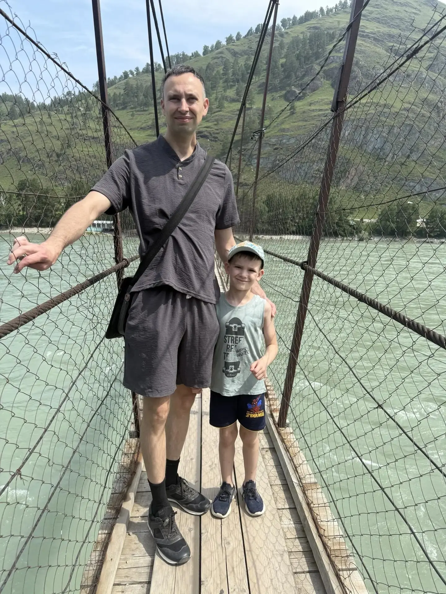 Кирилл Жуй, 1 Б: "Моего папу зовут Женя я очень люблю его  и много провожу с ним времени .