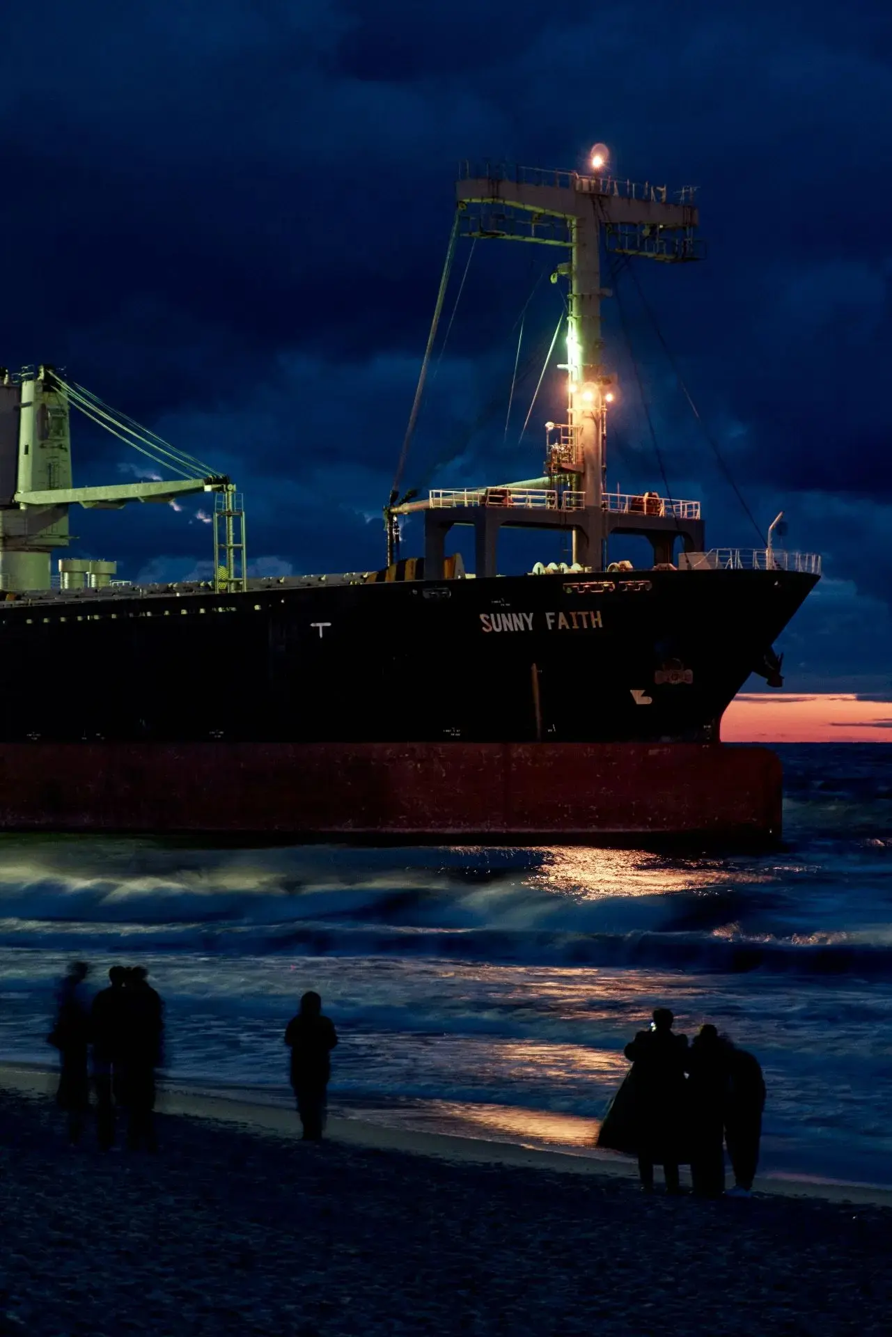 Первые ночные фотографии судна SUNNY FAITH, севшего на мель в Янтарном 🌙🚢