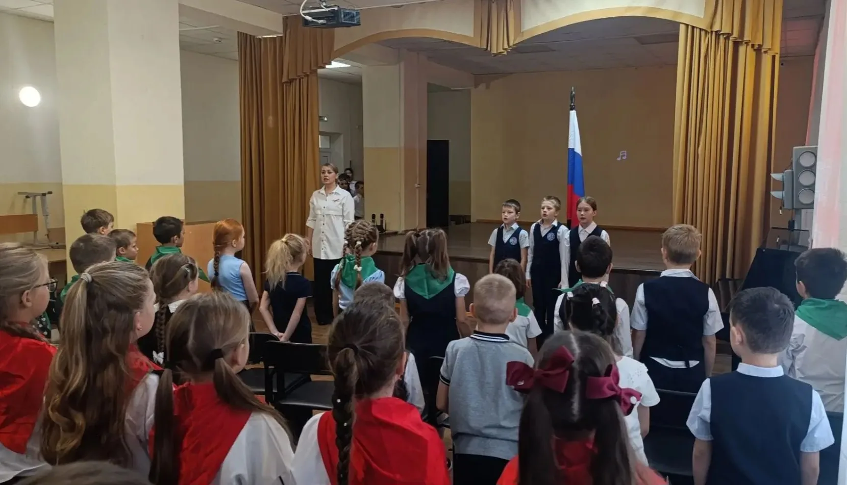 Еженедельная линейка в начальной школе: традиции и важные темы!
