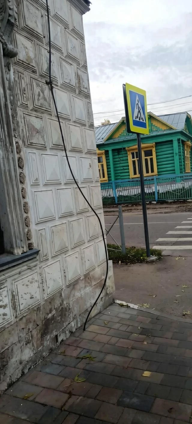 Вызвает обеспокоенность хождение в свободном доступе на тротуаре некоего кабеля ( он ид...