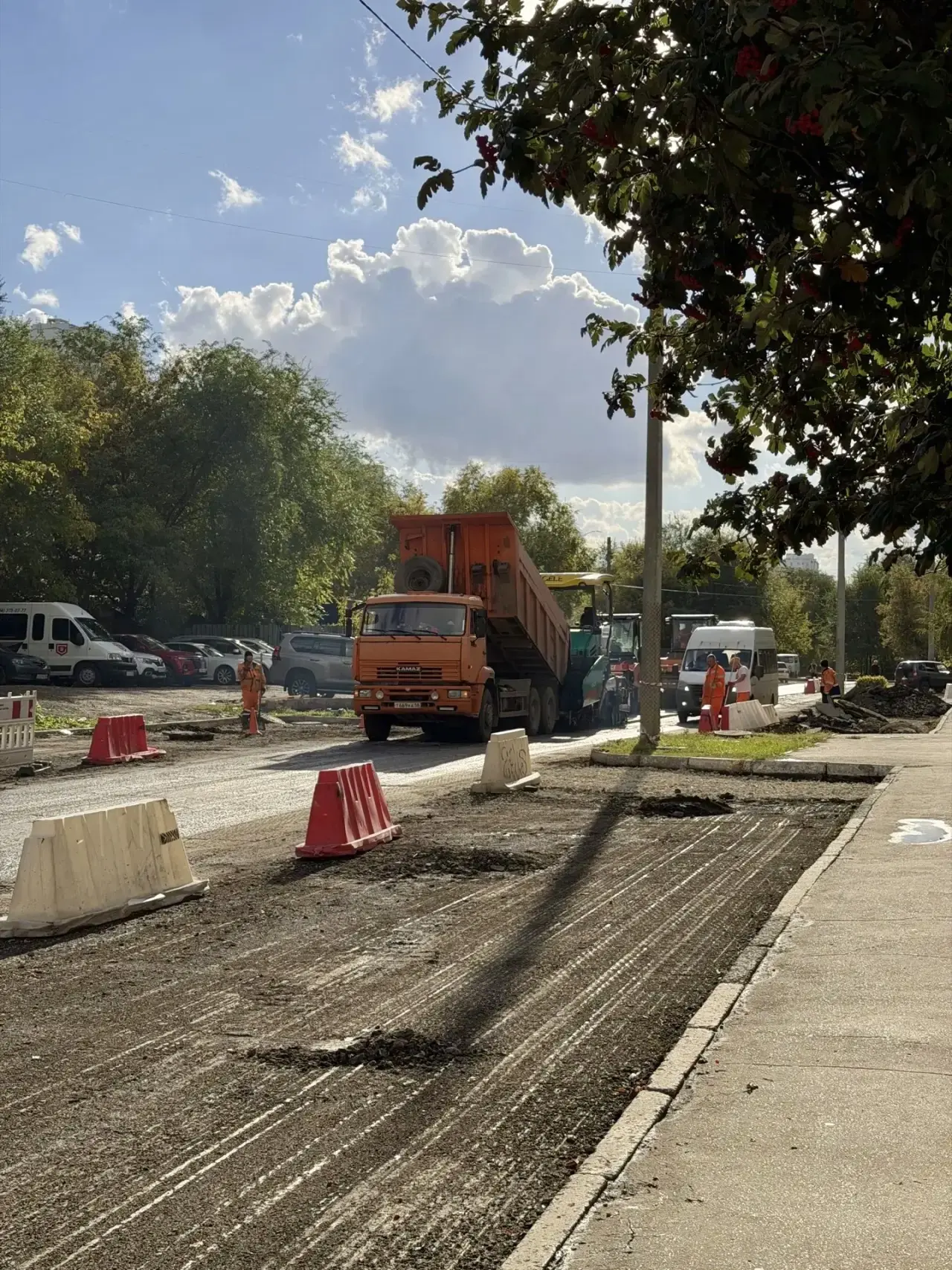🚧🚜 На участке дороги по адресу пр. Карла Маркса, 32 продолжается ремонт!