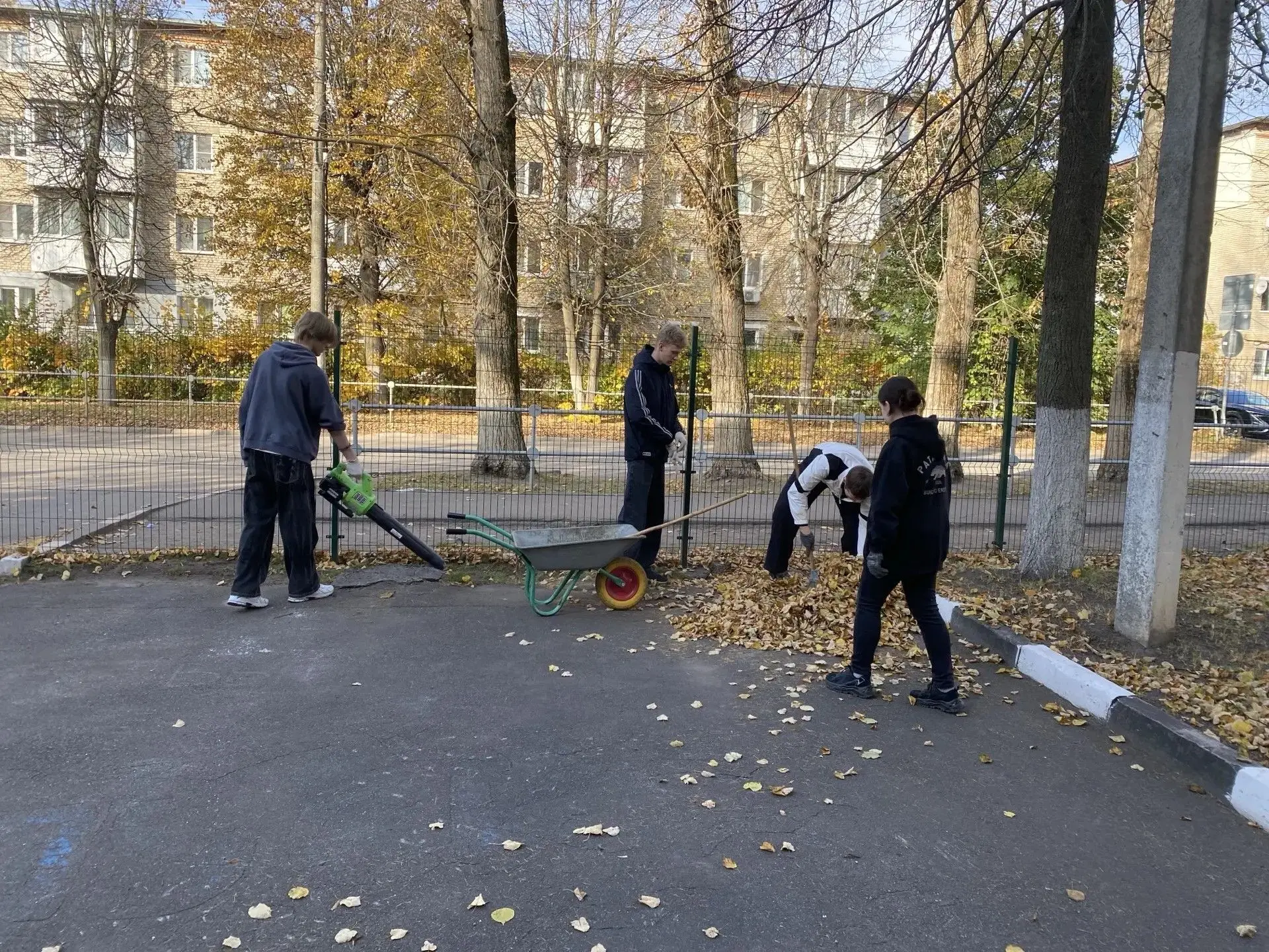 🍂Благодарим учащихся 11А за помощь в уборке территории школы от осенней листвы!🍂
