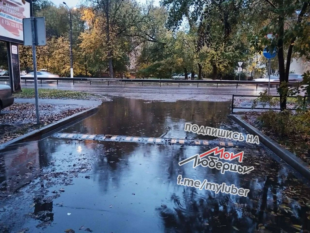 Во двор дома 121 по Октябрьскому проспекту скоро можно на лодках