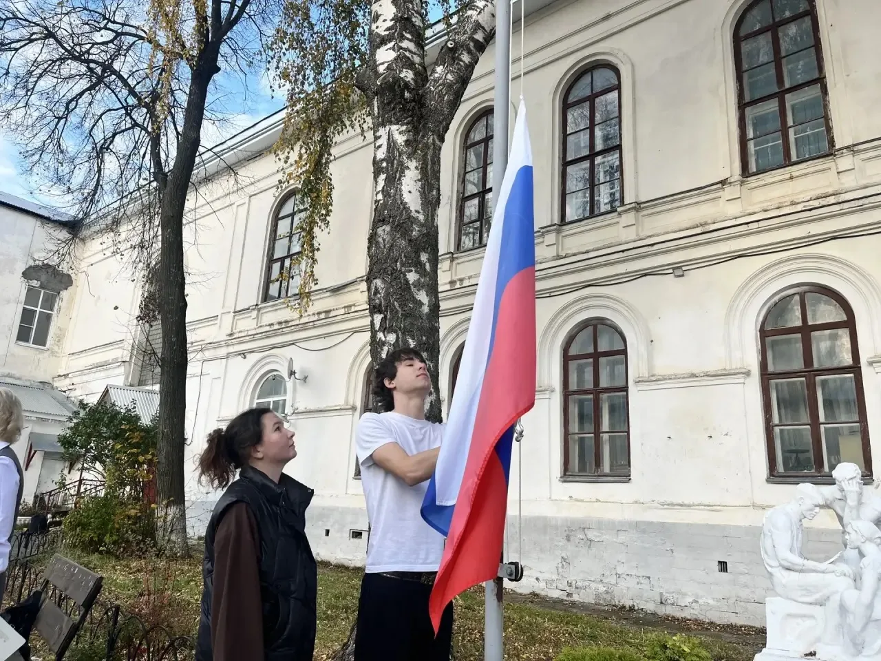 🇷🇺Новая учебная неделя в колледже началась с торжественной церемонии поднятия государ...