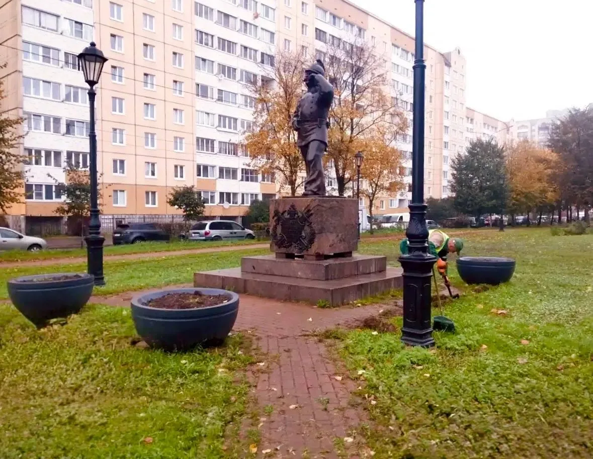На Брандмейстерском бульваре у памятника «Бравый брандмайор» специалисты СПП «Невское» ...