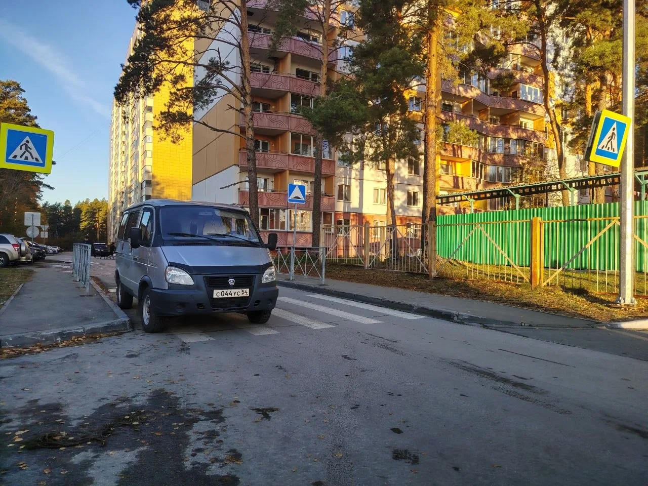 Когда на безопасность детей плевать. Прямо у детского сада.
