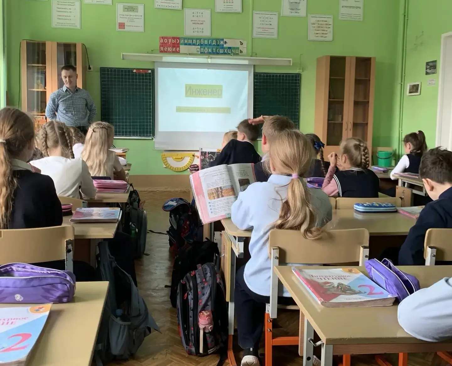 В преддверии праздника «День отца» во 2 Б классе (классный руководитель Рубанова А. С.)