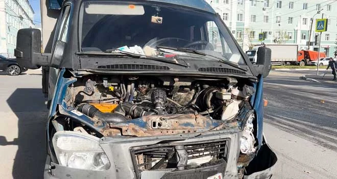 Боковой удар: ГАЗель и легковой автомобиль не поделили дорогу в центре Дзержинска