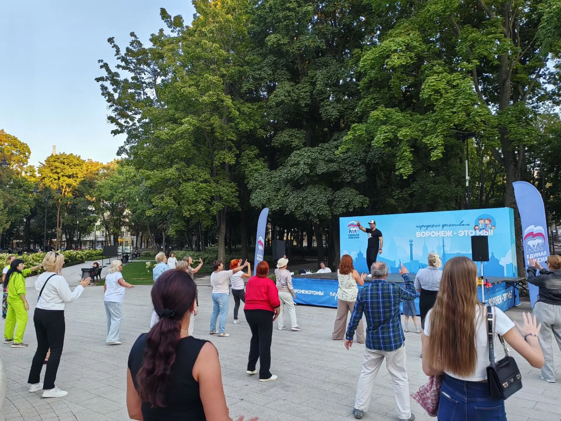 В сентябре на танцевальных занятиях в парке «Орлёнок» участники разных возрастов активн...