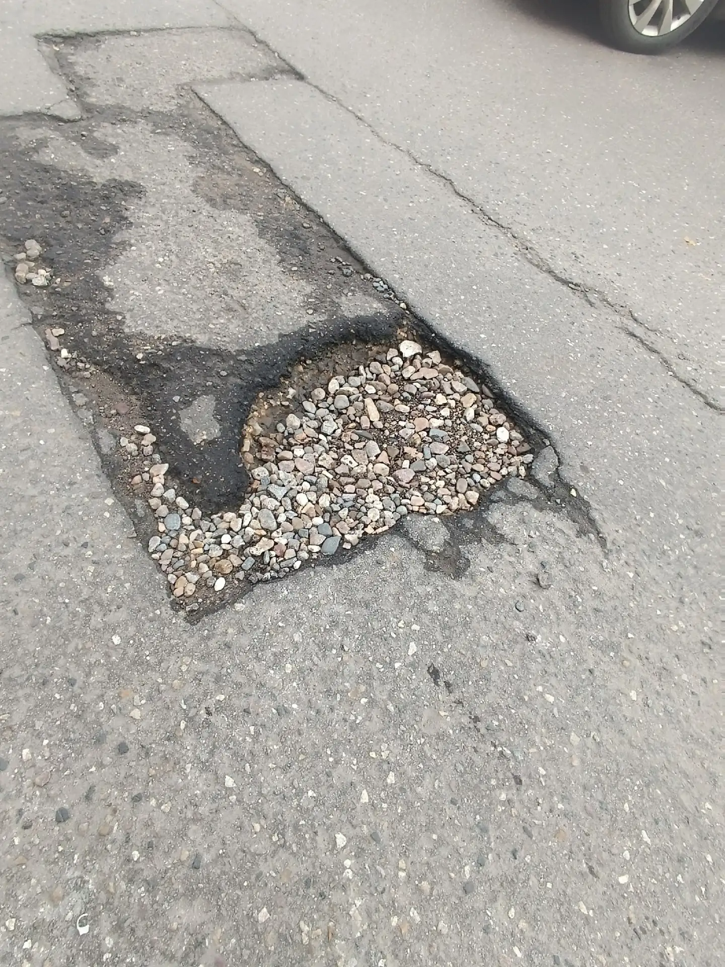 Возле «Ашана» у ЦРБ повреждено дорожное покрытие: на асфальте образовались крупные выбо...