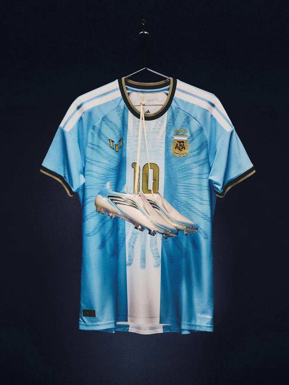 ⚽️adidas убрал собственный логотип с формы Аргентины — чтобы оставить место Месси.