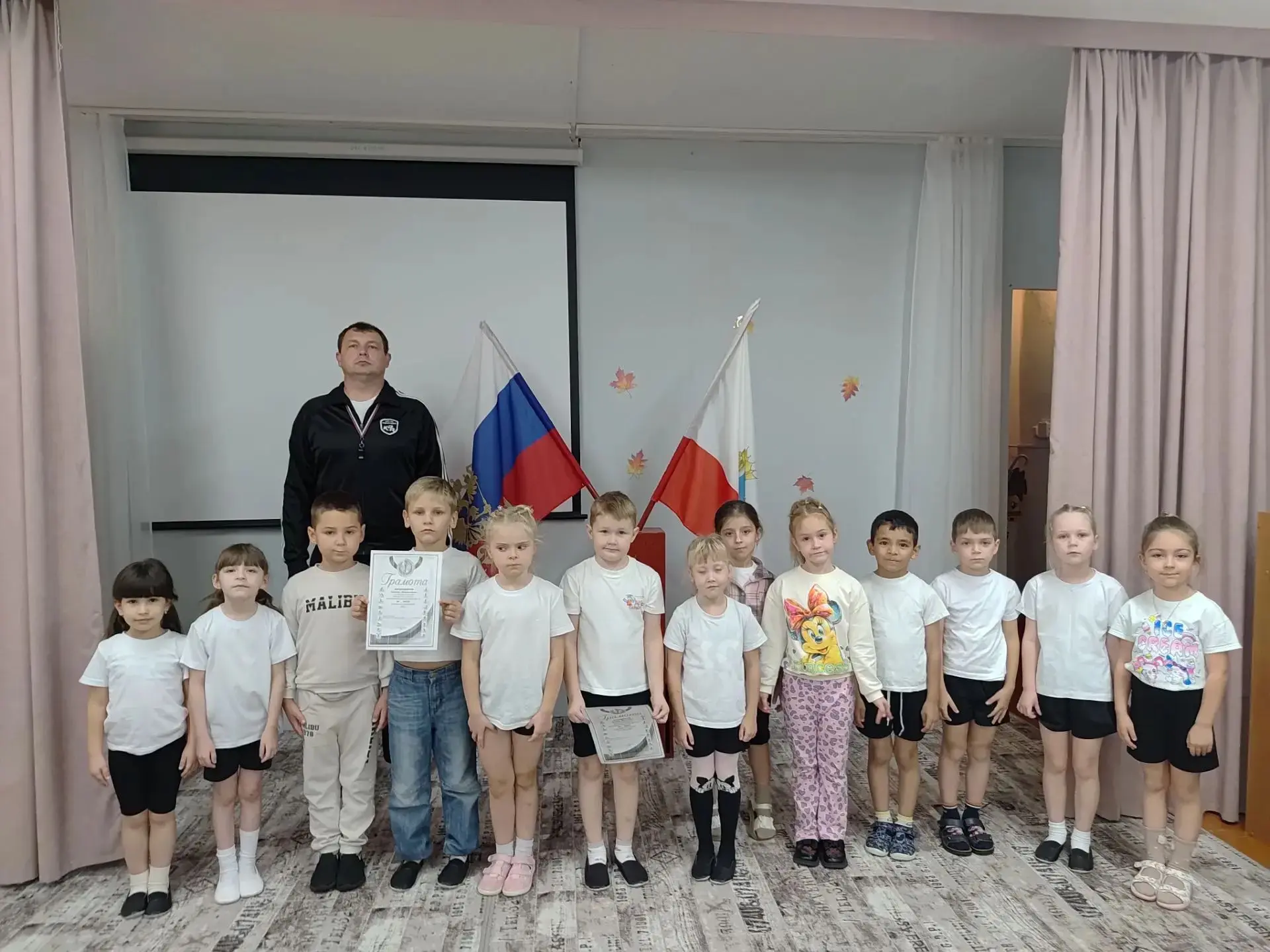 В подготовительной группе "Рябинка"( воспитатель Вислова Е.П, физкультурный работник Зо...
