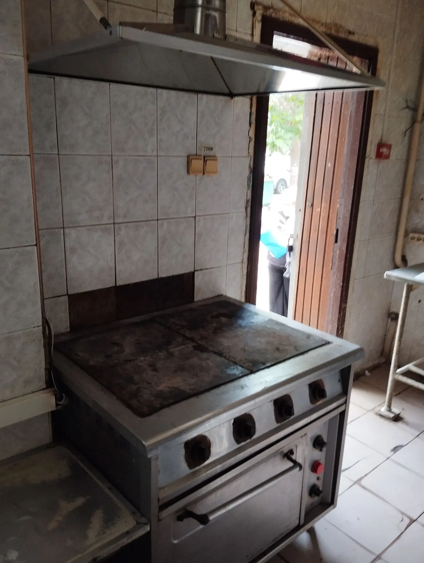 Продам печку промышленную, 380Вт, с духовкой. Цена 50тыс. Вытяжка с зонтом в подарок. Т...