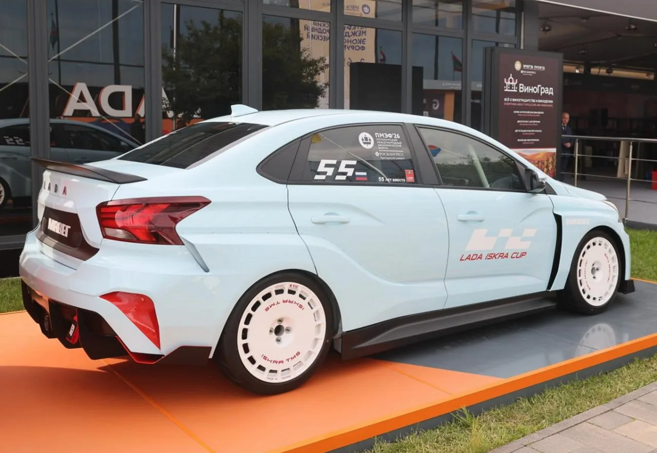Воронежцам предложат купить новенькие LADA по цене квартиры — за 6 950 000 рублей. На д...