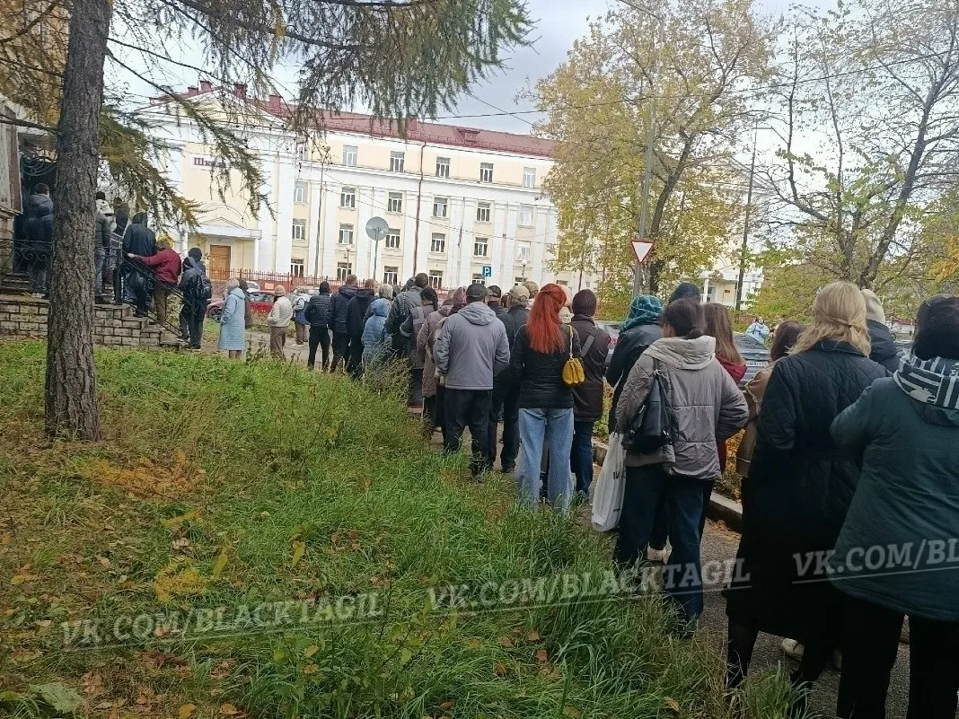Гигантские очереди к судебным приставам на Гвардейской вызывают недовольство у тагильча...