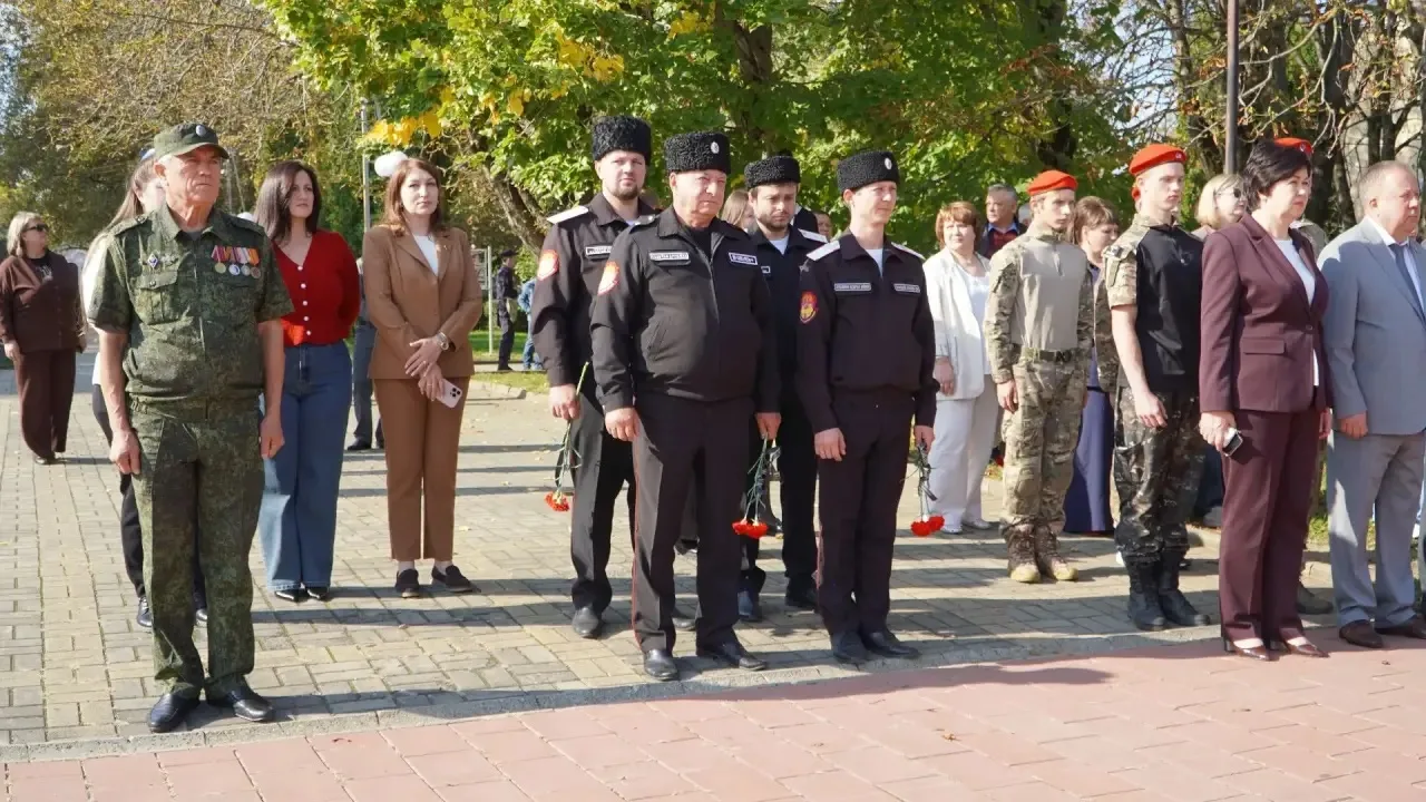 Сегодня в Курганинске состоялась торжественная церемония возложения цветов к мемориальн...