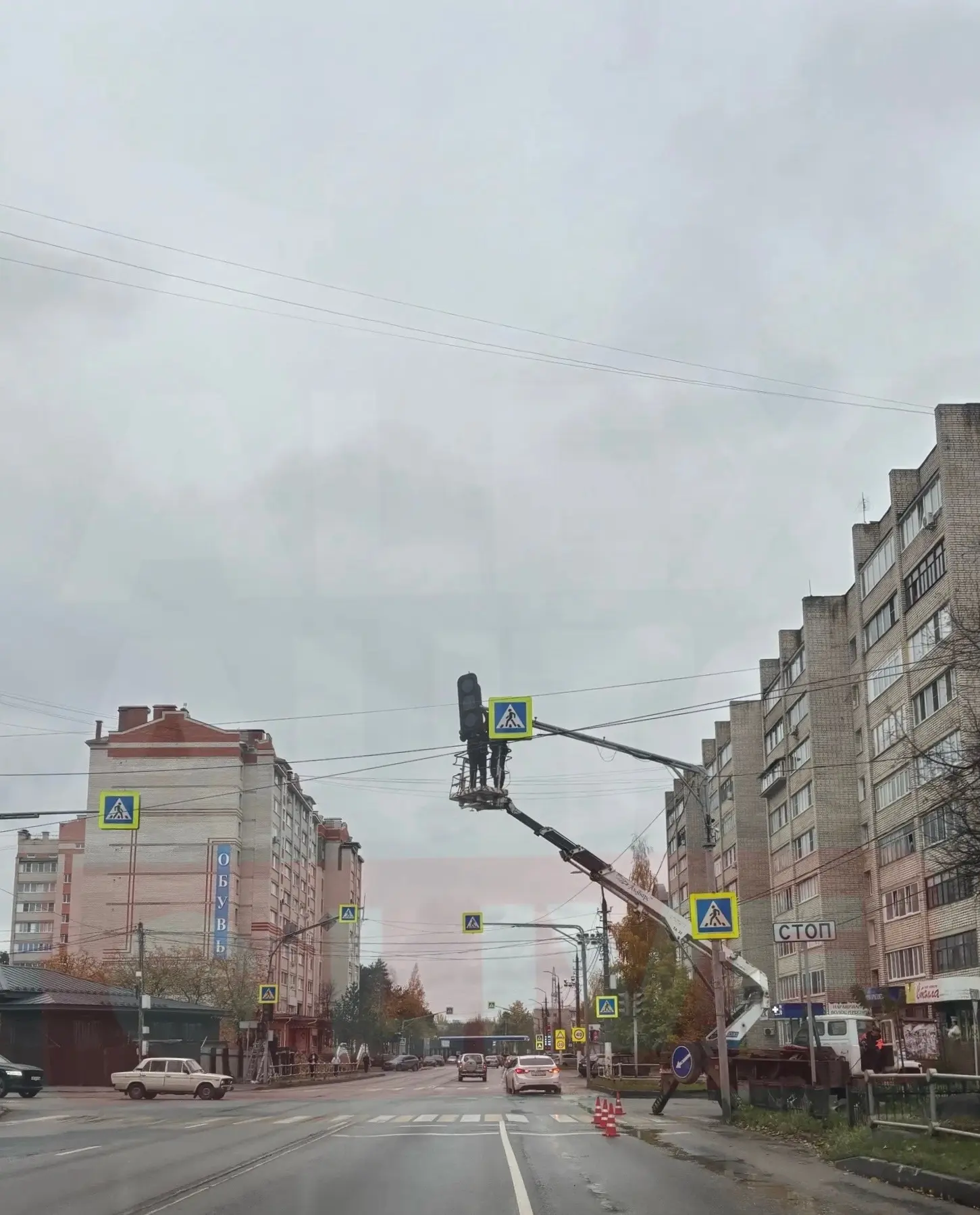 🚦Светофор не работает на перекрестие в районе Гермеса. Устанавливают новые. Будьте вни...