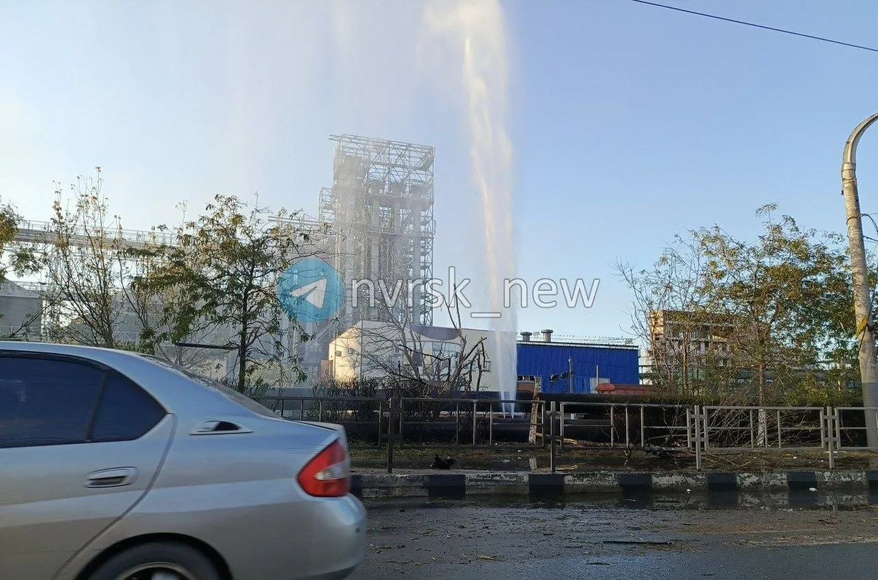 💬 Вода продолжает бить фонтаном на Магистральной