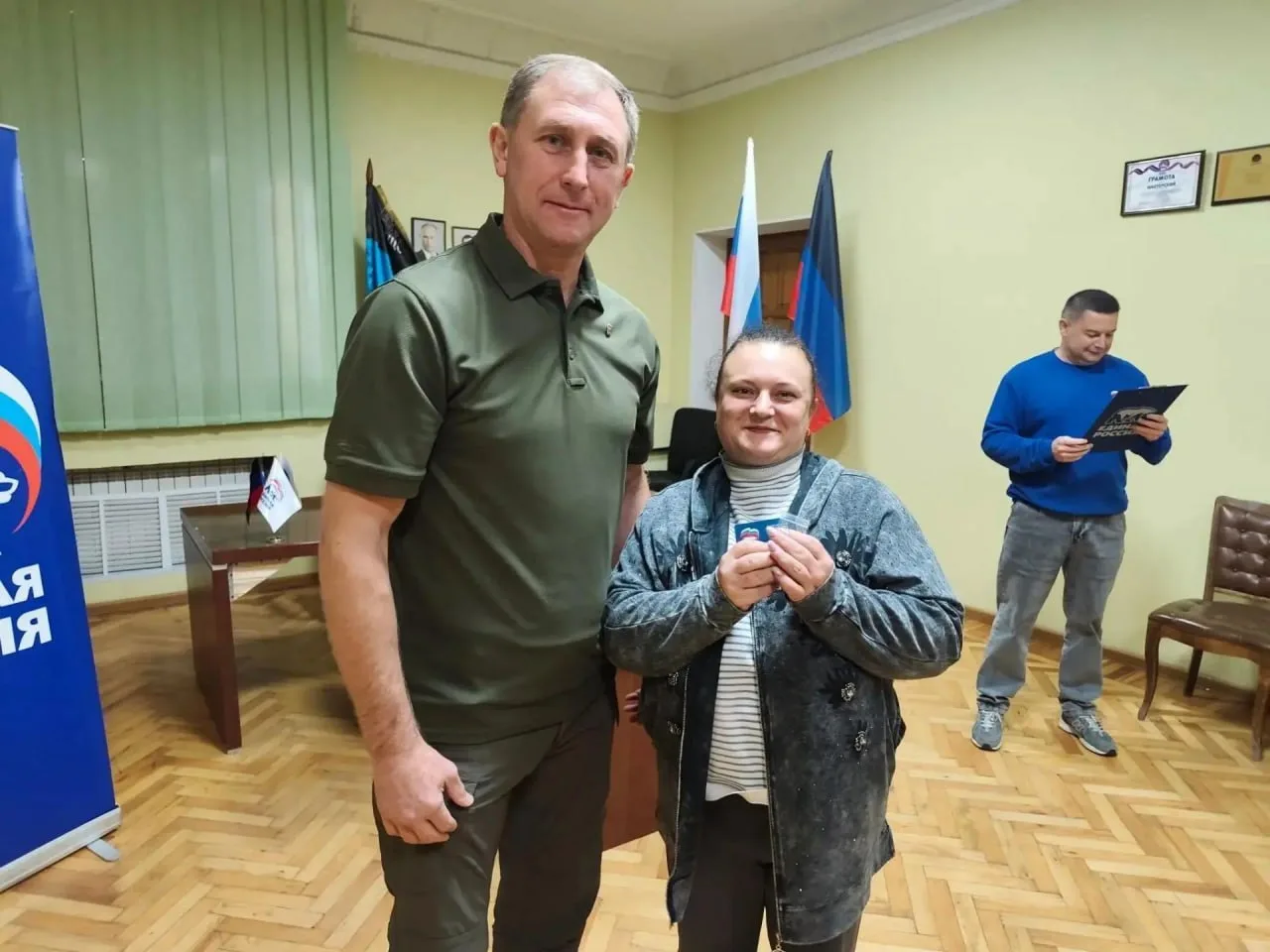 В Шахтерске новые члены «Единой России» получили партийные билеты