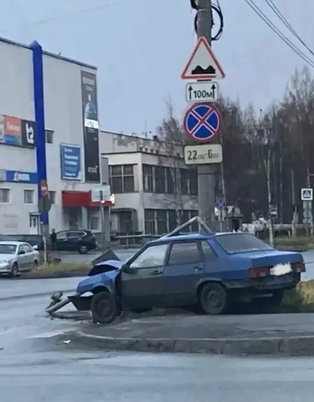 В Северодвинске бесправный автоалкаш влетел в световую опору  с дорожными знаками, уход...