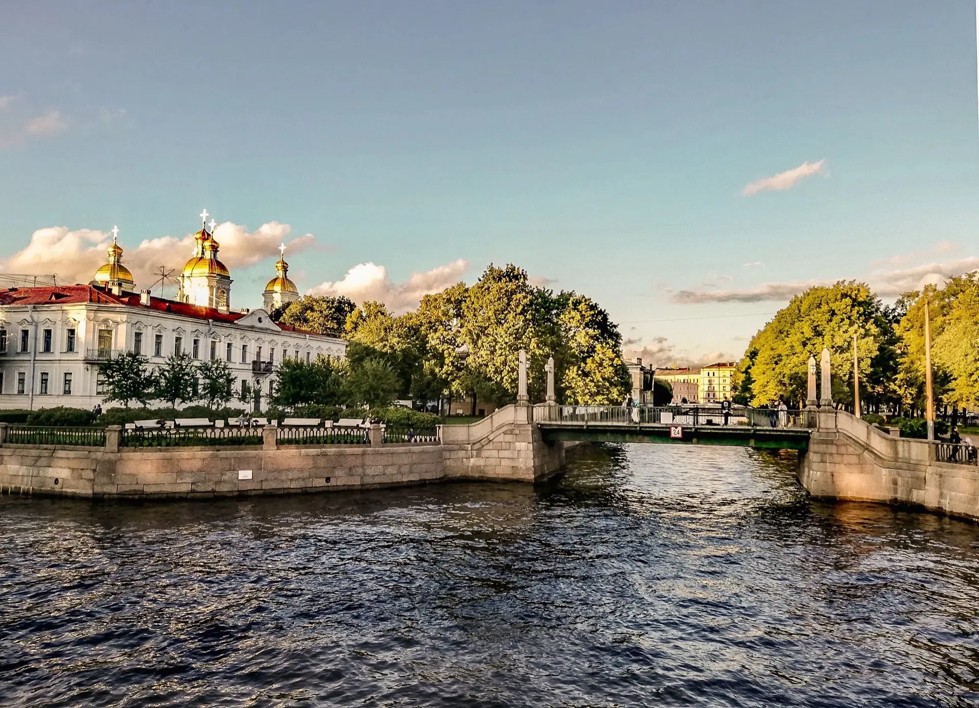 Зачем через канал Грибоедова перекинули мост, если по нему не собирались ходить? Пикало...