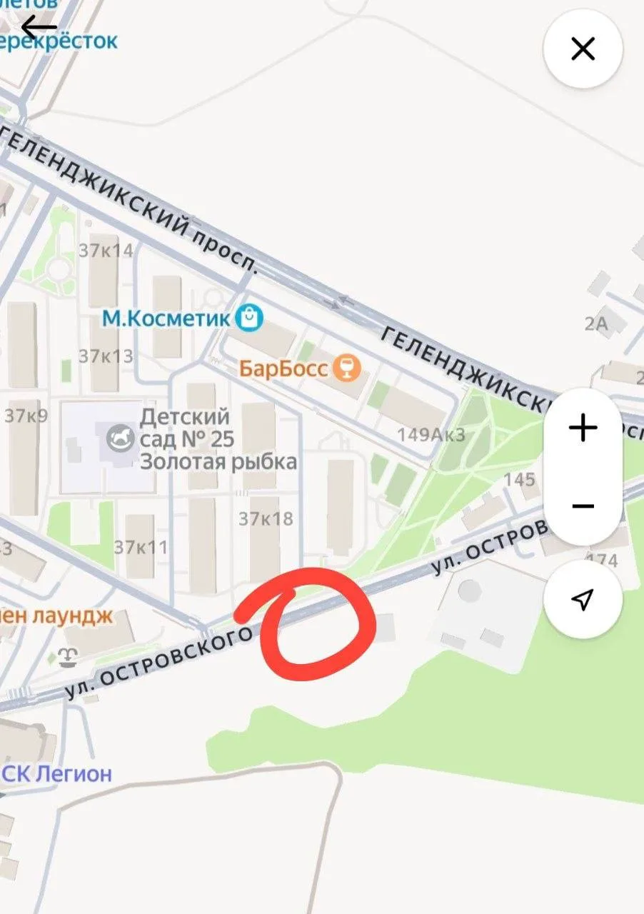На улице Островского большая яма