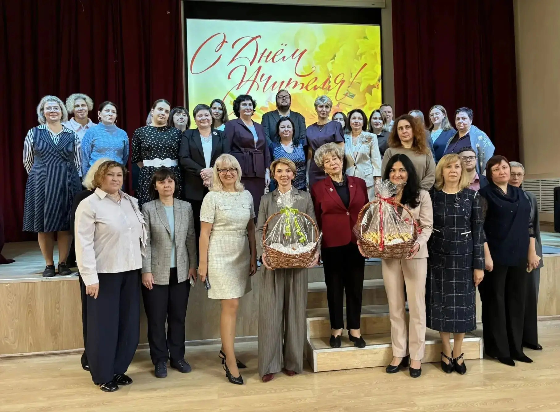 В школе №1 поздравила педагогический коллектив с Днём учителя.