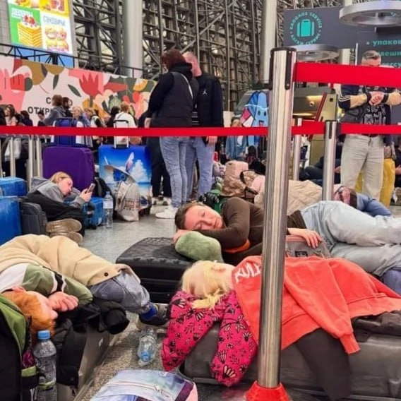 ❗️ В московских аэропортах ЗАДЕРЖАЛИ 400 РЕЙСОВ из-за угрозы атаки БПЛА — многие пассаж...
