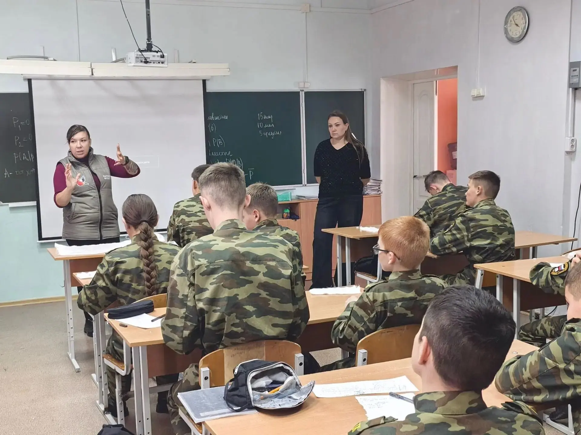 «Когда забота в каждой складочке: кадеты вместе с волонтерами делали повязки для фронта»