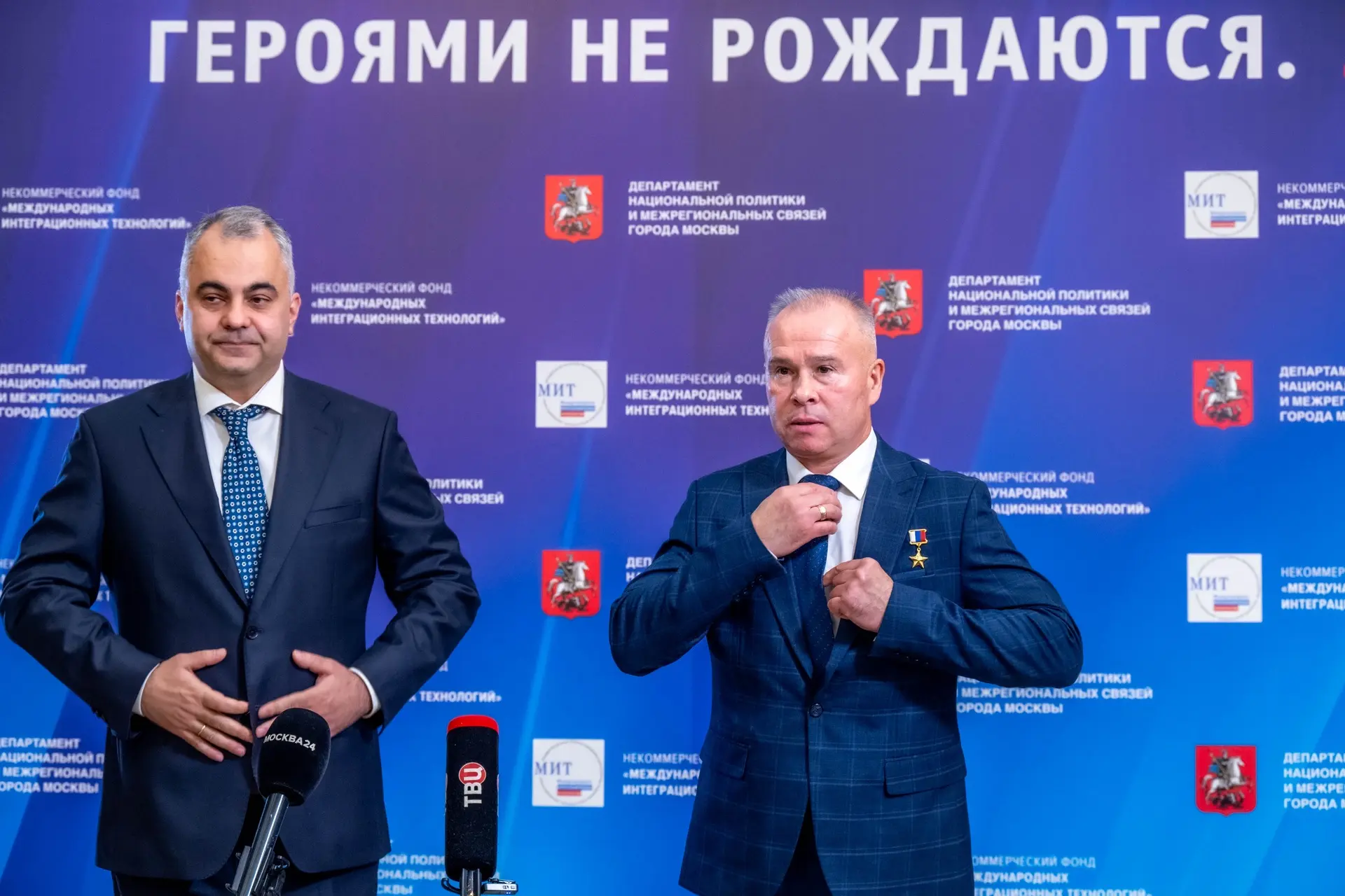 Минутная готовность! Кто-то верх поправляет, кто-то низ)