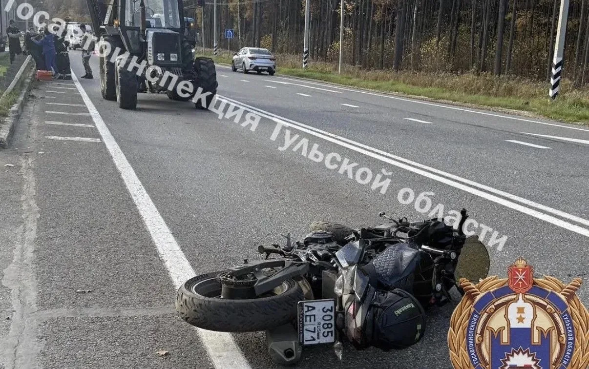 В Веневском районе два мотоциклиста столкнулись с трактором