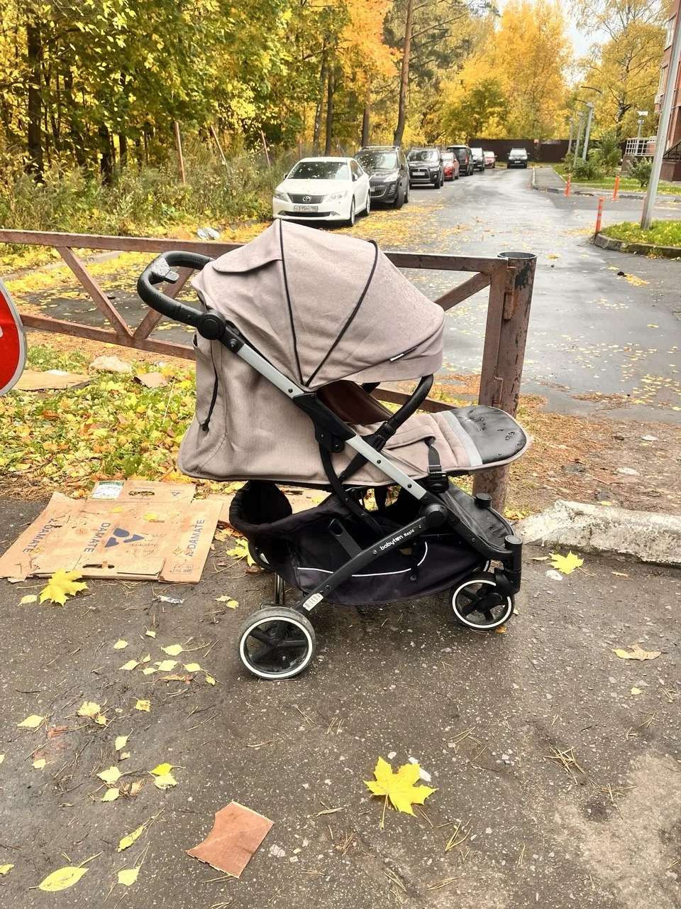 Коляска в хорошем состоянии, стоит уже неделю, похоже владелец ее выбросил 55.900145, 3...