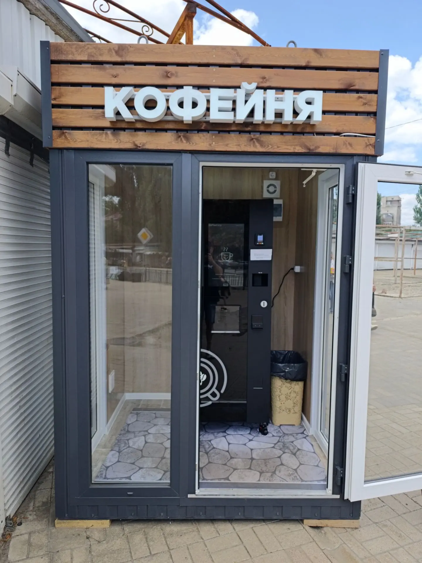Установили кофейный киоск 1600*1800 + кофемашина jetinno jl 300 (горячие и холодные нап...