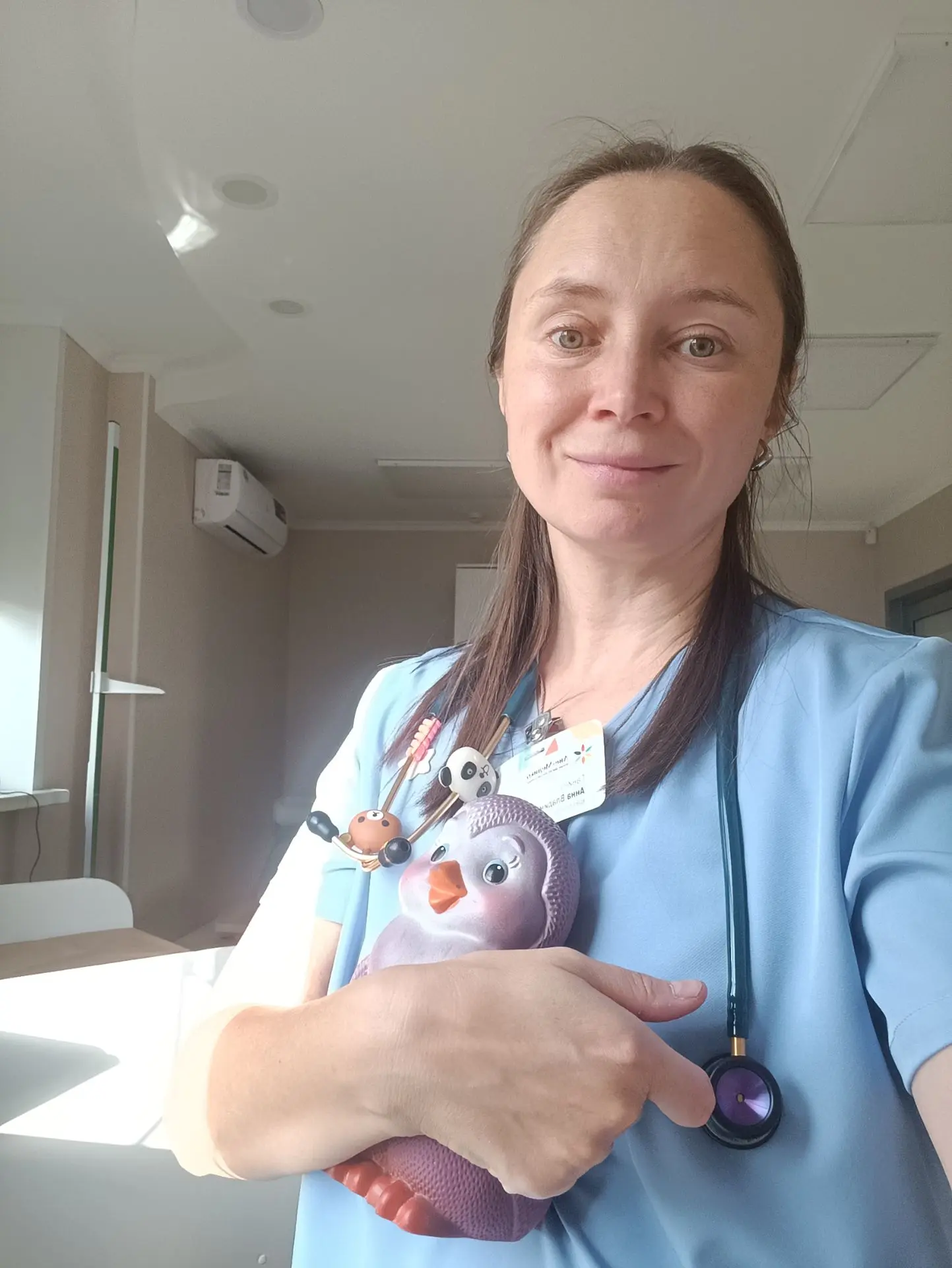 Солнечное утро. Всех развезла. Опять младшая с рёвом к тёте, у Вани опять сломалась бан...