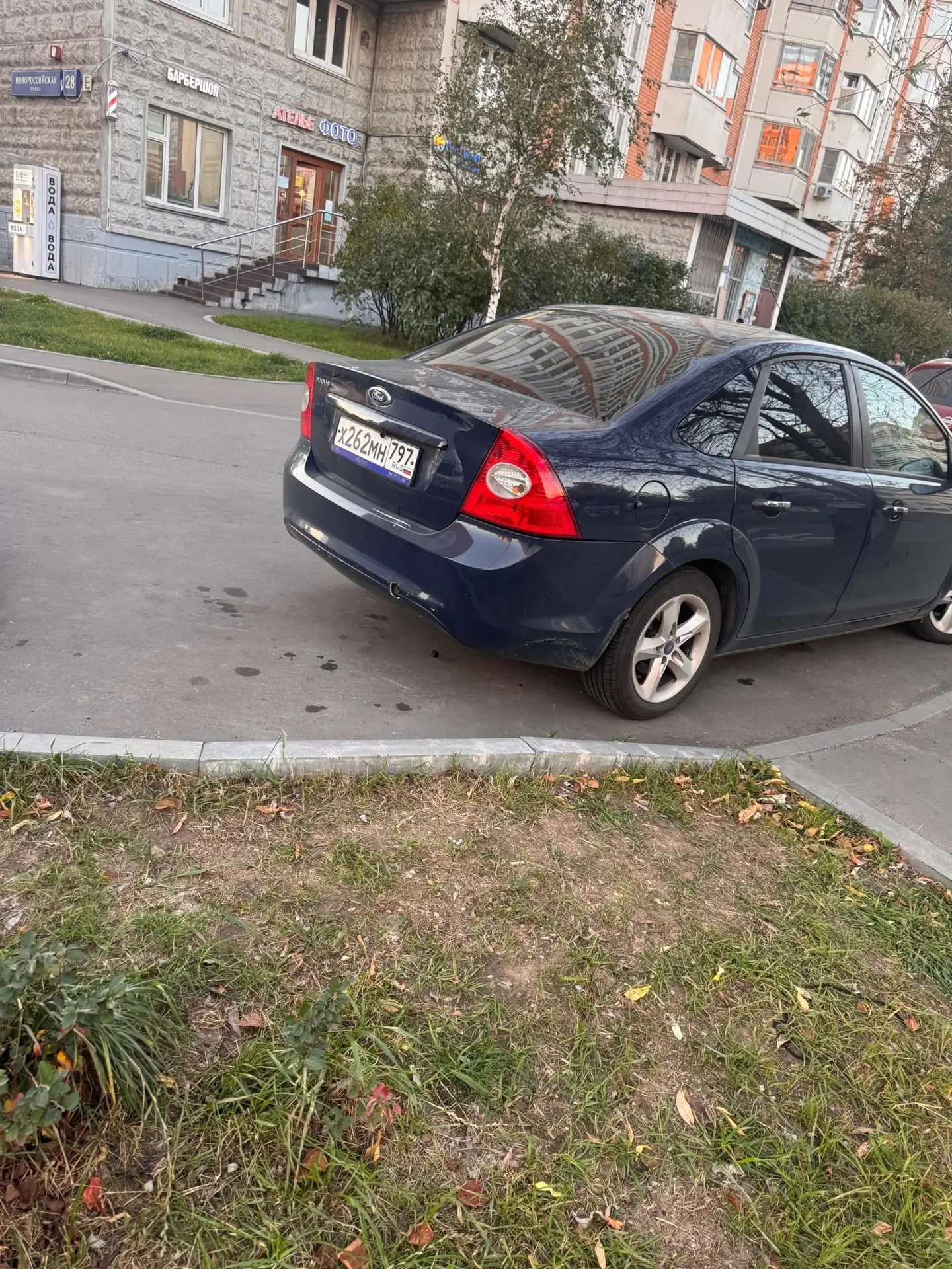 Хозяин данного авто , просим убрать транспортное средство с дорожки , не пройти не прое...