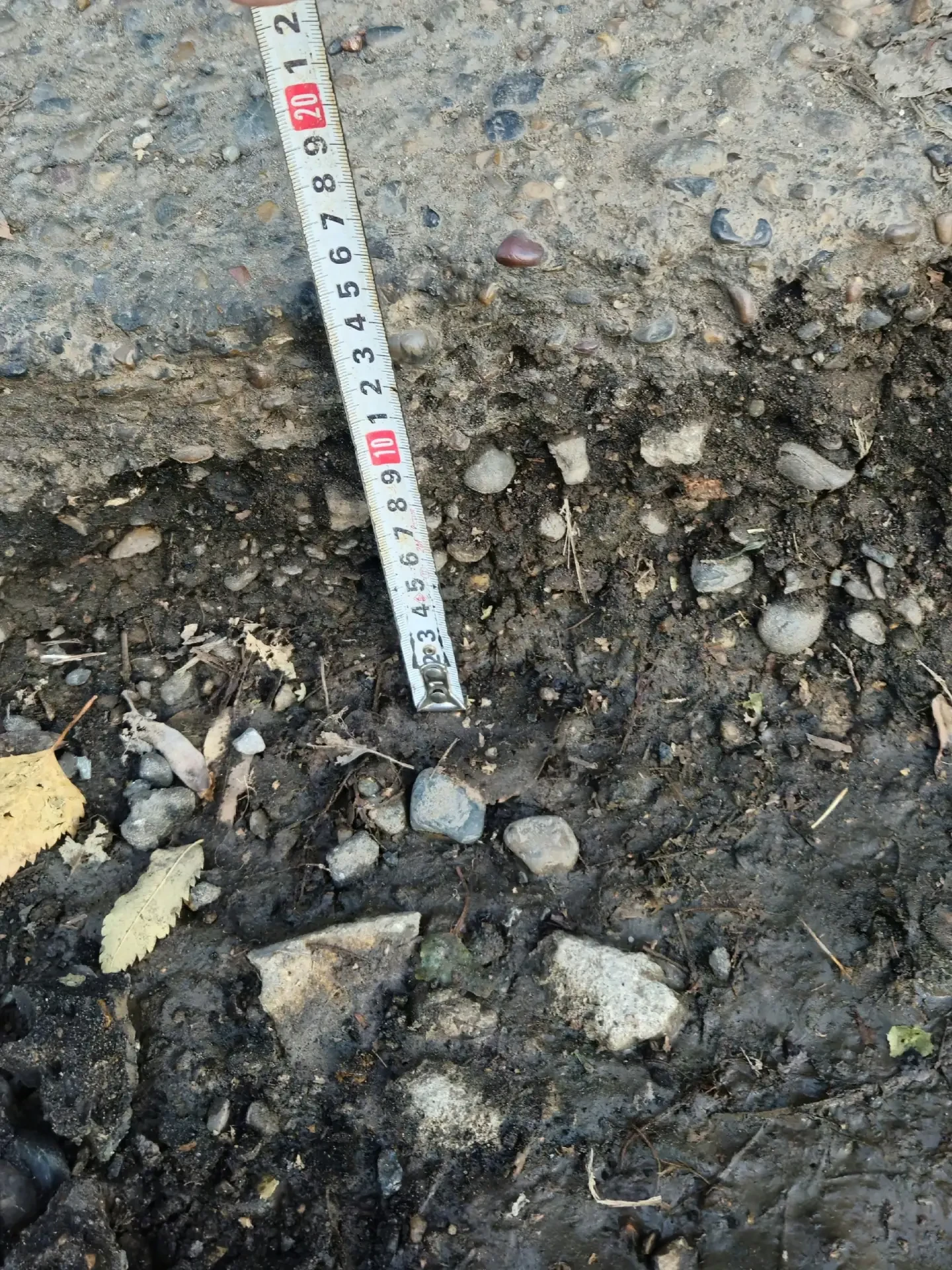 Ямы на Малой Покровской довели водителей до тротуара