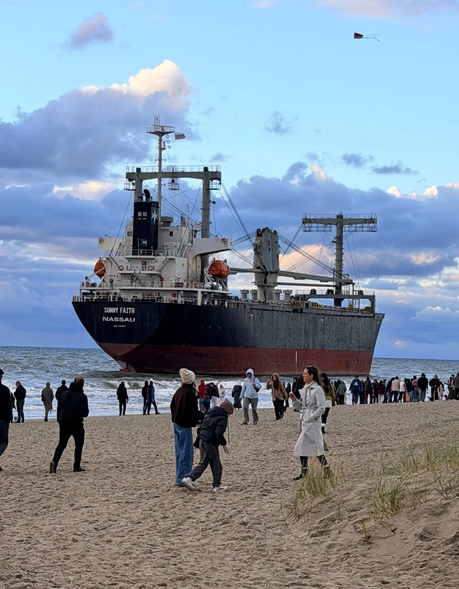 🚢 В минувшие выходные в сторону посёлка Янтарный выстроилась огромная вереница машин с...