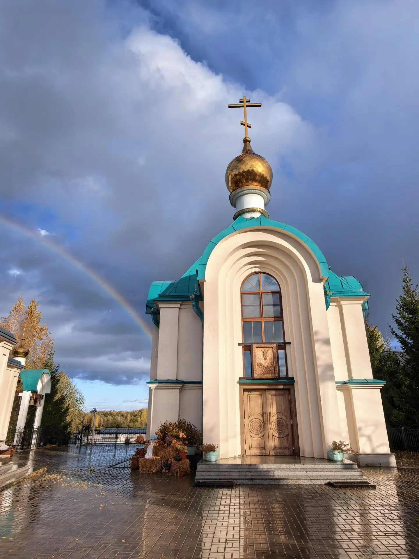 🌈 Прямо сейчас над  храмом и колокольней, словно тихий Божий покров, раскинулась радуг...