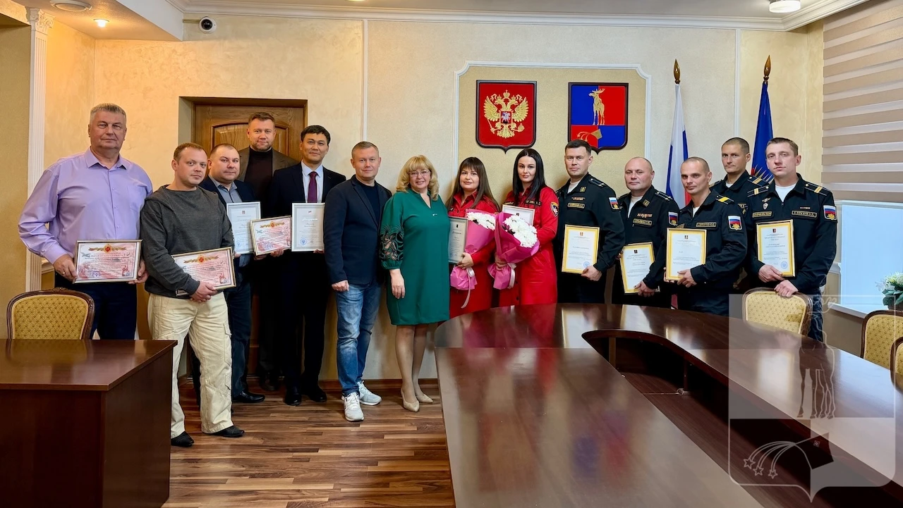 В Мончегорске чествовали сотрудников экстренных служб и военнослужащих