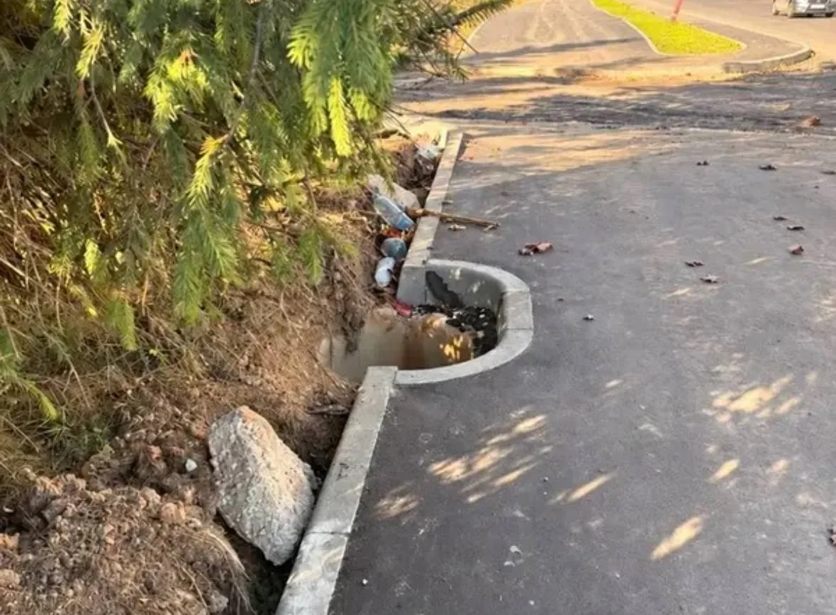 ⚠️ На Барышихе у пешеходной дорожки открыт колодец