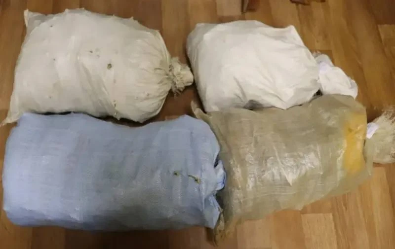 В Березовке Хорольского округа полиция и ФСБ нашли у 44-летнего мужчины больше 9 кг кон...