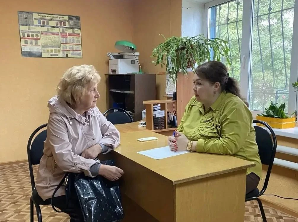 В поселке Коминтерн депутат Собрания депутатов ЭМР Альфия Доди провела личный прием гра...