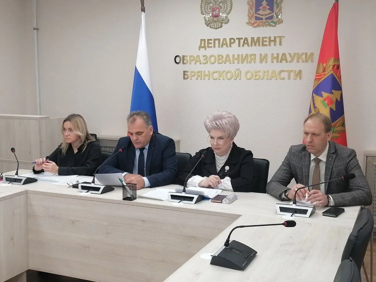 В департаменте образования и науки обсудили ход внедрения новой системы оплаты труда пе...