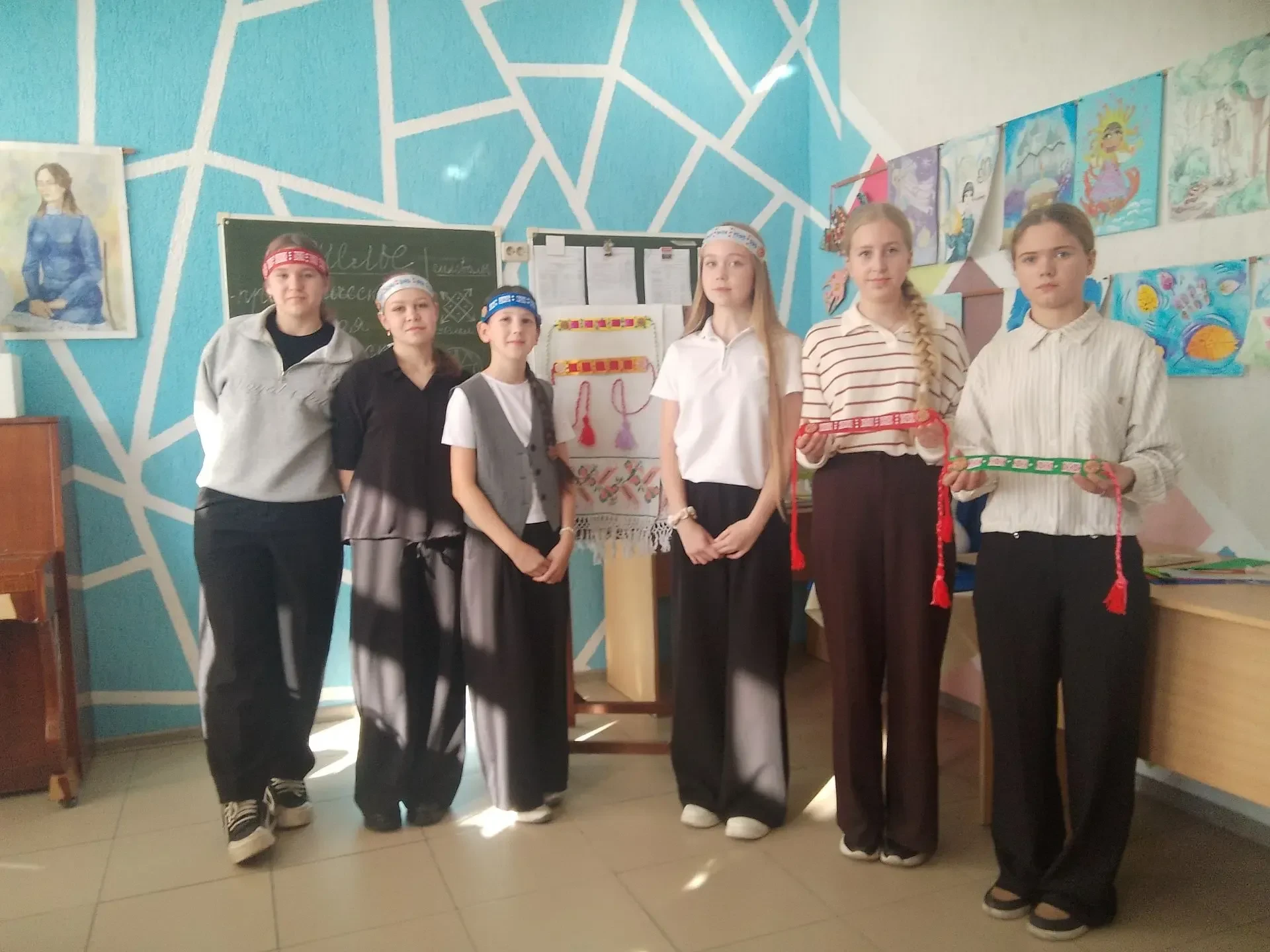 🎨 НАШИ ВОСЬМИКЛАССНИКИ ПОГРУЗИЛИСЬ В МИР НАРОДНОГО ТВОРЧЕСТВА!