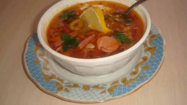 🫒 Сборная мясная солянка — наваристый суп с говядиной, языком, колбасой, оливками и ма...