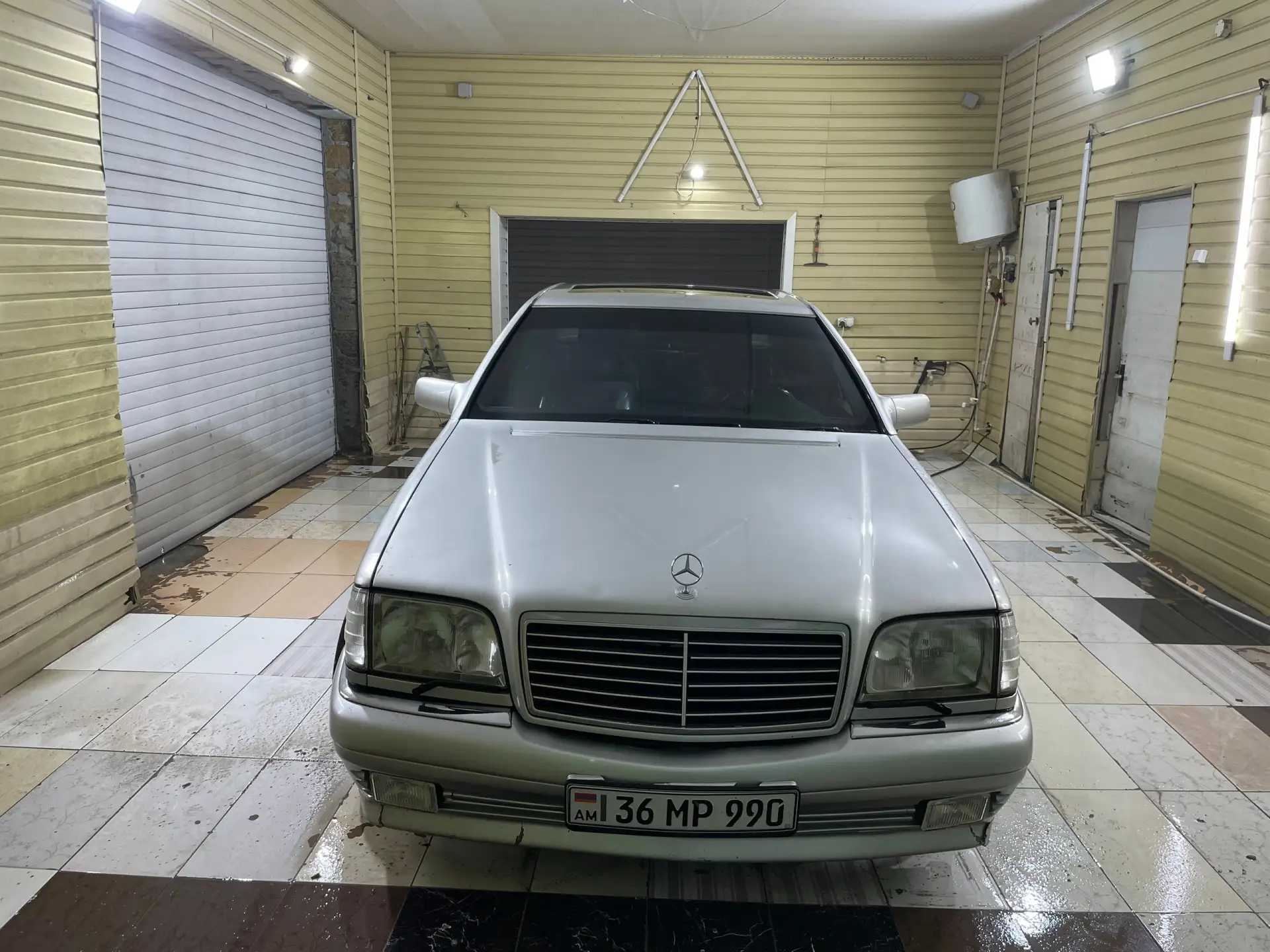 Мерседес w140 на Арм учете 4.2 мотор 190.000 пробег(миль) 1997 г немного полез лак сам ...