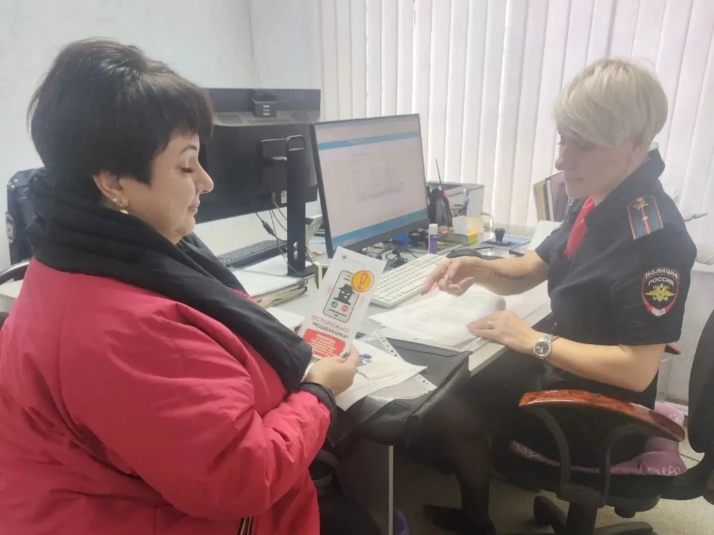 Сотрудники полиции Копейска продолжают предупреждать граждан о схемах дистанционного об...